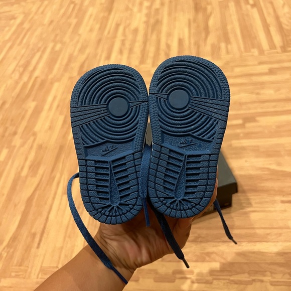 Jordan 1 Retro High OG - Picture 3 of 4